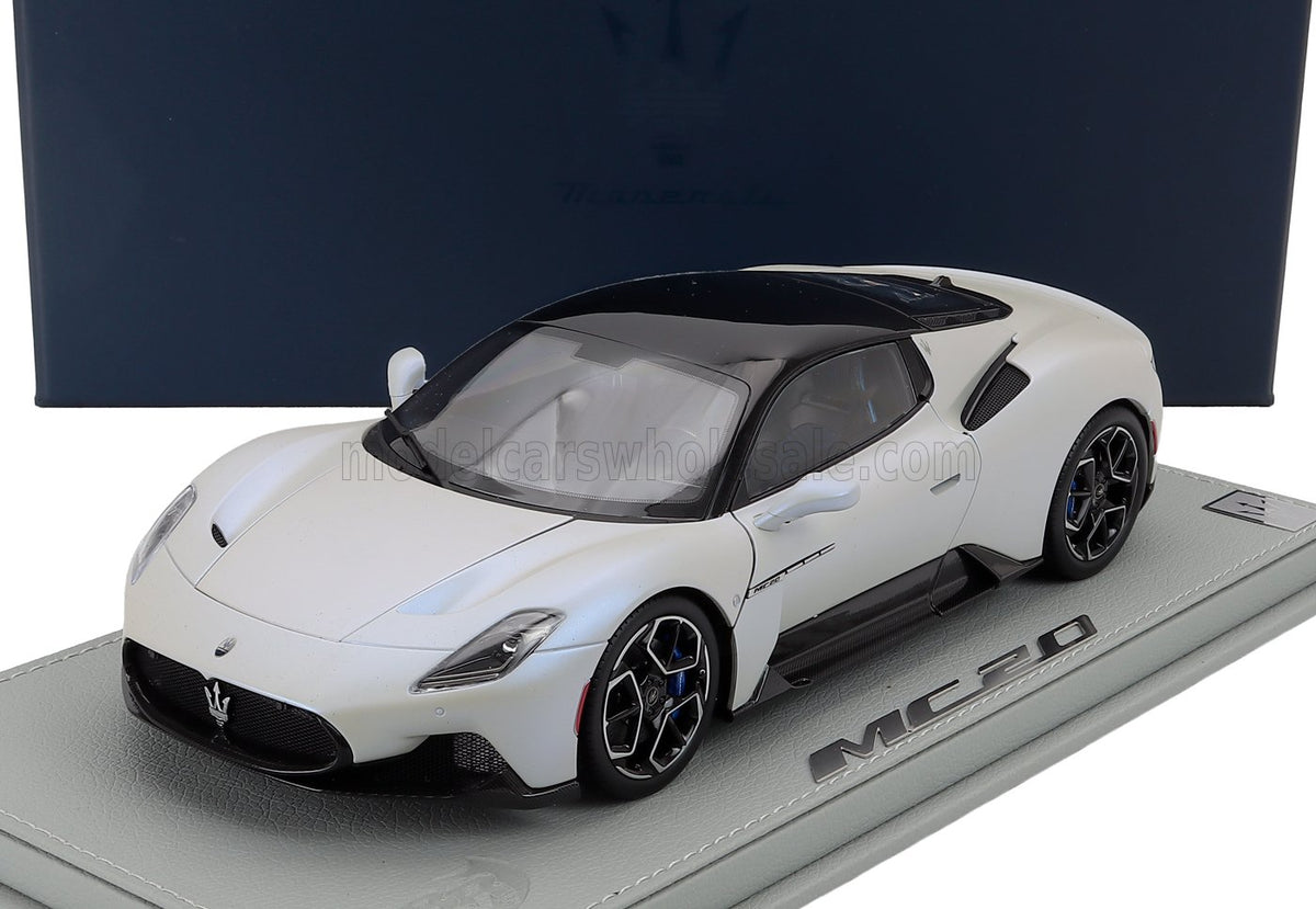 Maserati MC20 2020 Bianco Audace with Showcase Maserati Models 1:18 scale model