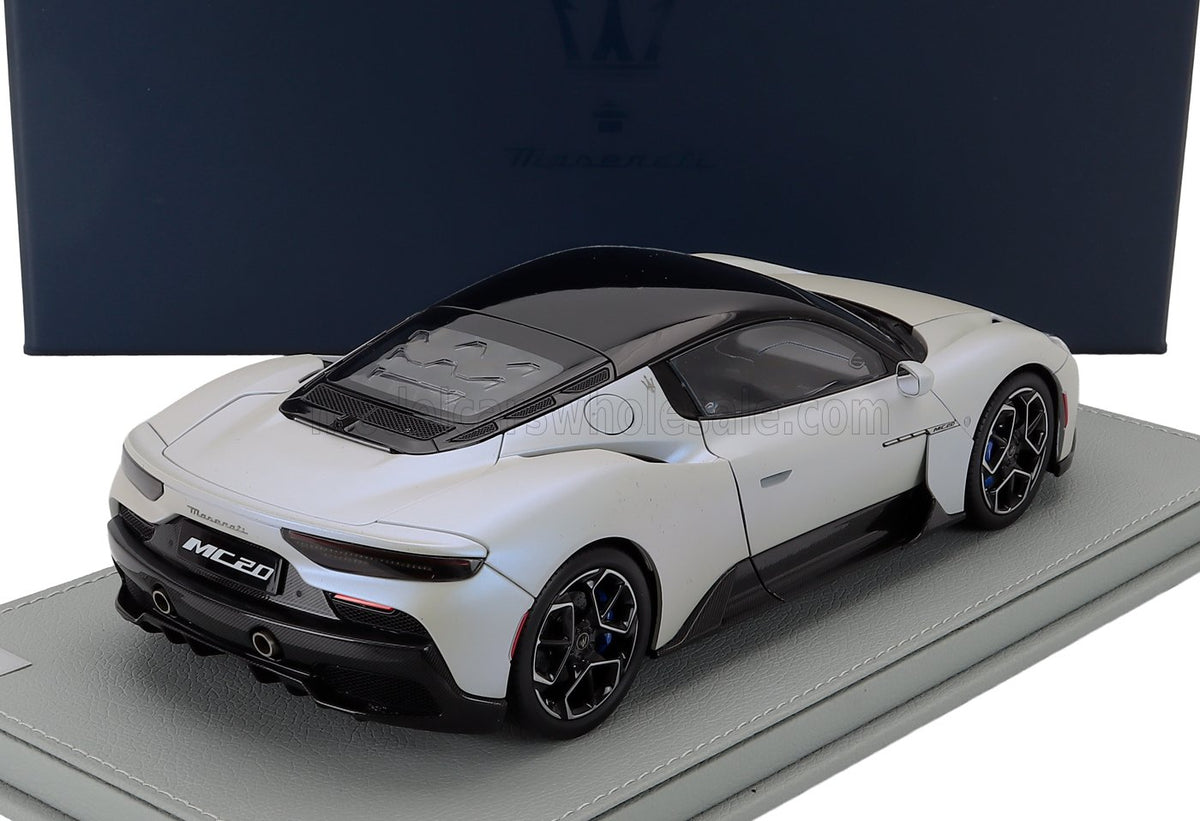 Maserati MC20 2020 Bianco Audace with Showcase Maserati Models 1:18 scale model - image 2