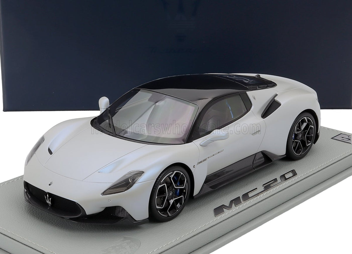 Maserati MC20 2020 Bianco Audace with Showcase Maserati Models 1:18 scale model