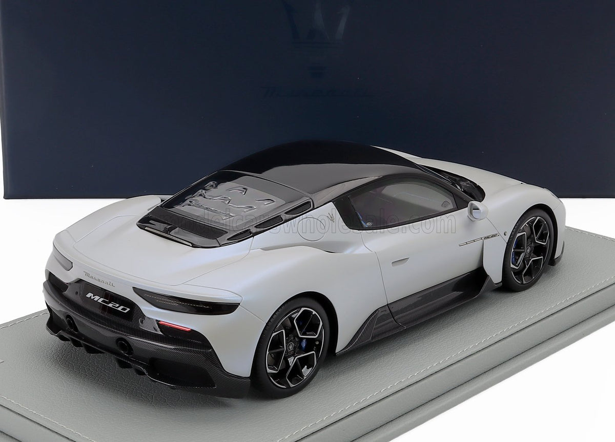 Maserati MC20 2020 Bianco Audace with Showcase Maserati Models 1:18 scale model - image 2