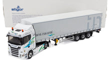 SCANIA - CAMIÓN R500 TELONATO TRANS NATURAL TRANSPORTS 2012 - BLANCO PLATEADO Maqueta de coche en Vroomi