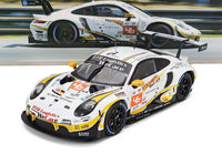 Modellino in scala Porsche 911 GT3 R bianco e giallo con livrea BTR Logistics, presentato da Vroomi