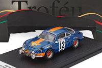 Coche a escala Alpine A110 en azul y naranja con decoraciones de competición, sobre peana de coleccionista de Vroomi