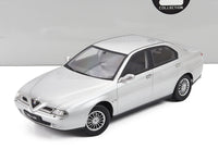 Modellino in scala Alfa 166 argento di Vroomi, replica in metallo pressofuso con cerchi in lega e finestrini trasparenti.
