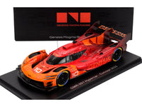 Modellino dell'auto da corsa Genesis Oreca GMR-001 hypercar 2025 in arancione e rosso con accenti neri, elementi aerodinamici e decalcomanie degli sponsor