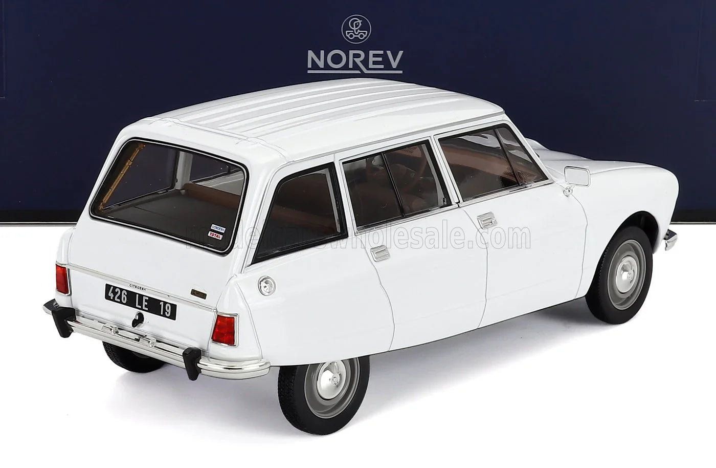 CITROËN – AMI 8 BREAK SW Kombi 1975 – WEISS Modellauto auf Vroomi