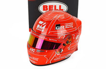 Rode Toyota Gazoo Racing helmet  Bell , accessoire voor schaalmodellen bij Vroomi
