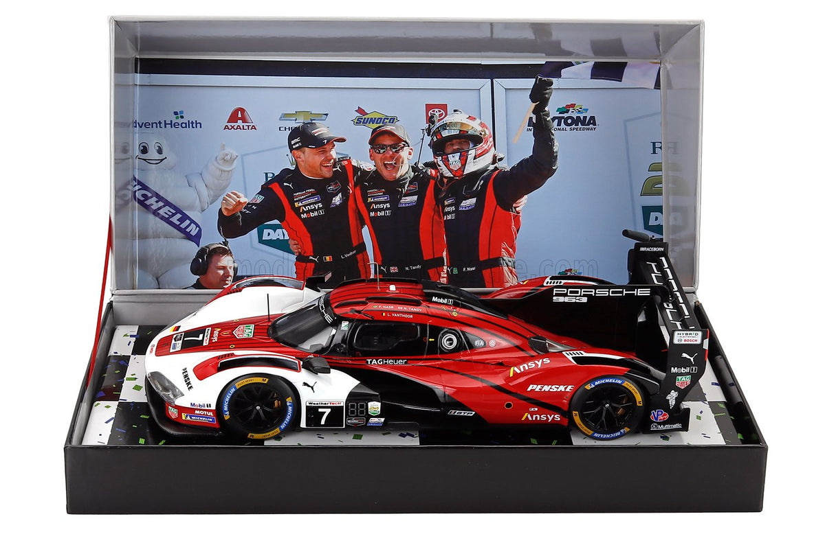 Rood en wit Porsche 963 raceauto schaalmodel met zwarte accenten en sponsordecals waaronder Porsche, Ansys en TAG Heuer