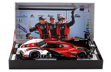 PORSCHE - 963 9RD 4,6 L TURBO V8 EQUIPO PORSCHE PENSKE MOTORSPORT N.º 7 GANADOR DE LAS 24 HORAS DE DAYTONA DE LA IMSA 2025 FELIPE NASR - NICK TANDY - LAURENS VANTHOOR - BLANCO ROJO NEGRO
