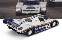 Rothmans Porsche 956 als Modellauto im Maßstab mit Shell-Lackierung, präsentiert von Vroomi für Sammler