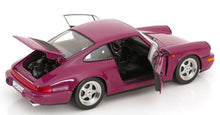 Lila Porsche 911-Modellauto mit geöffneten Türen und Motorraum, präsentiert von Vroomi für Sammler