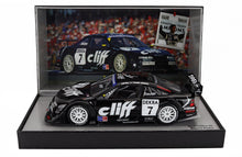 Schwarzes Opel Calibra V6-Modellauto von Vroomi, detailliert mit DEKRA 7-Lackierung, präsentiert in einer Sammlerbox.