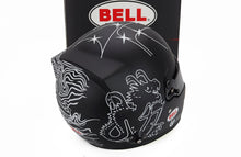 helmet  Bell Black Bell  helmet disegno di un drago bianco, esposto con la scatola — modellino in scala su Vroomi