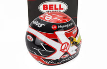 helmet im Maßstab 1:1 helmet Haas-F1-Lackierung, Bell und MoneyGram-Sponsoring, erhältlich bei Vroomi