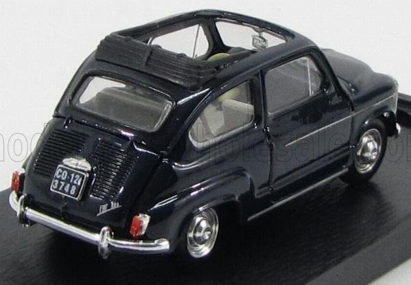 Voiture miniature 1:43 noire de la Fiat 500 classique, sur socle noir — Vroomi