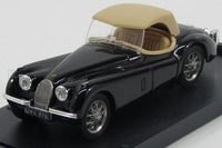 Voiture miniature Jaguar XK120 noire avec capote fermée beige, présentée par Vroomi pour les collectionneurs.