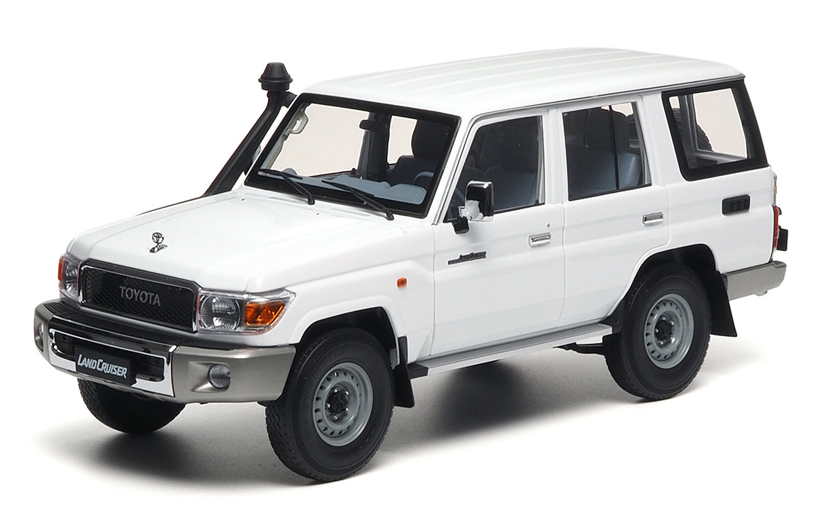 TOYOTA LAND CRUISER 76 WHITE 2017