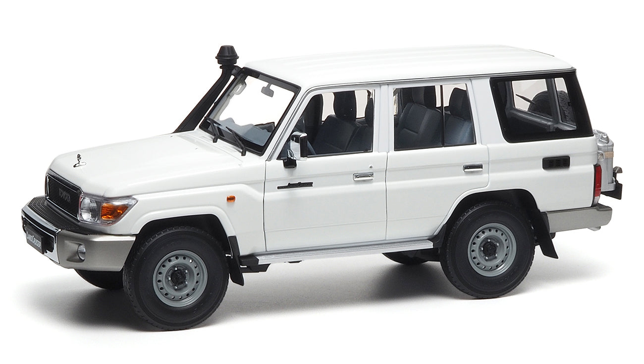 TOYOTA LAND CRUISER 76 WHITE 2017