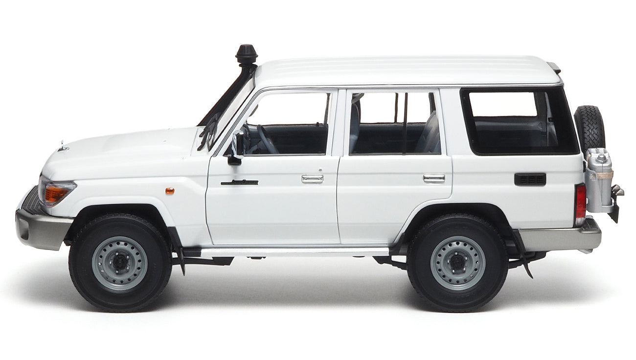 TOYOTA LAND CRUISER 76 WHITE 2017