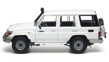 TOYOTA LAND CRUISER 76 WHITE 2017