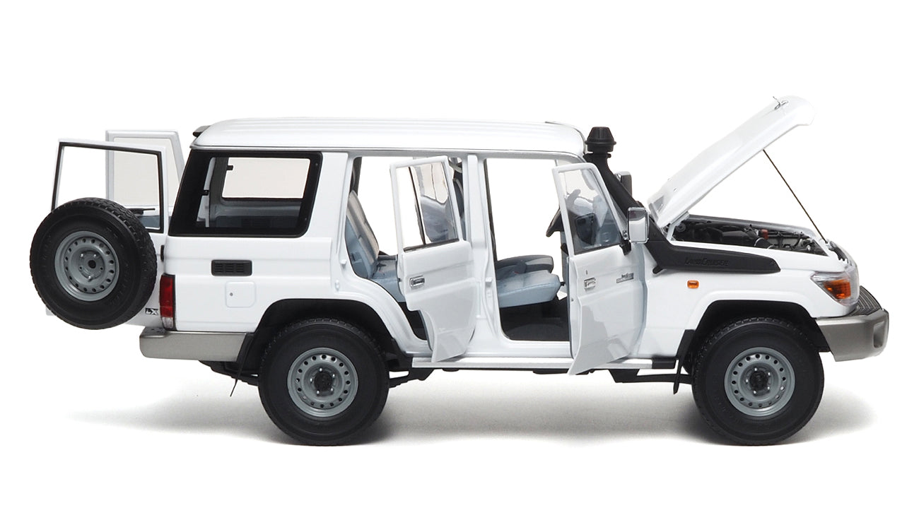 TOYOTA LAND CRUISER 76 WHITE 2017