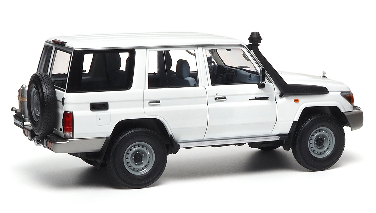 TOYOTA LAND CRUISER 76 WHITE 2017