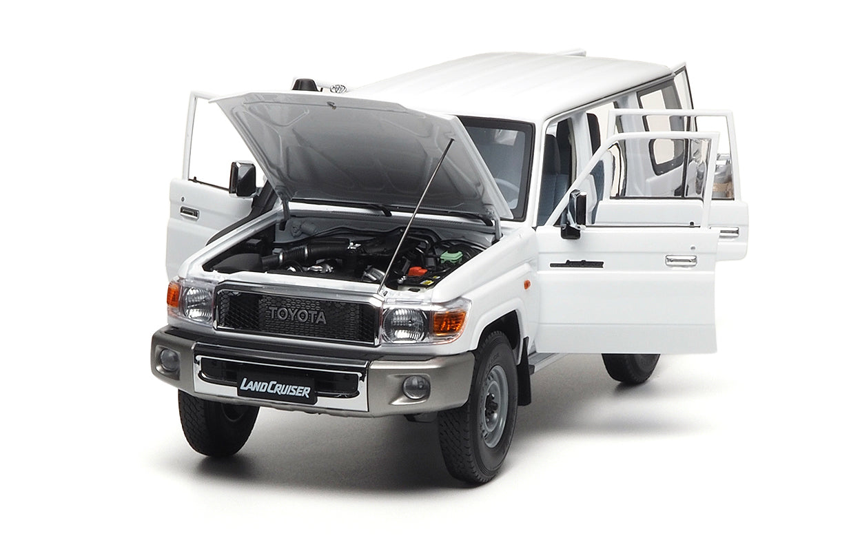 TOYOTA LAND CRUISER 76 WHITE 2017