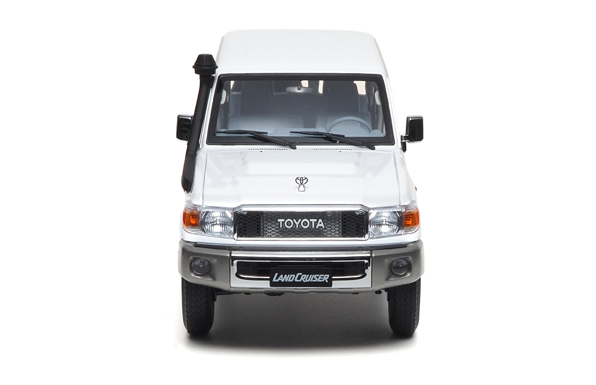 TOYOTA LAND CRUISER 76 WHITE 2017