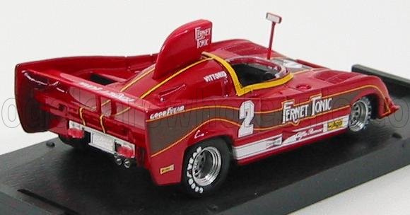 Voiture miniature rouge avec le numéro 2 et la livrée Fernet Tonic, présentée sur socle noir — Vroomi