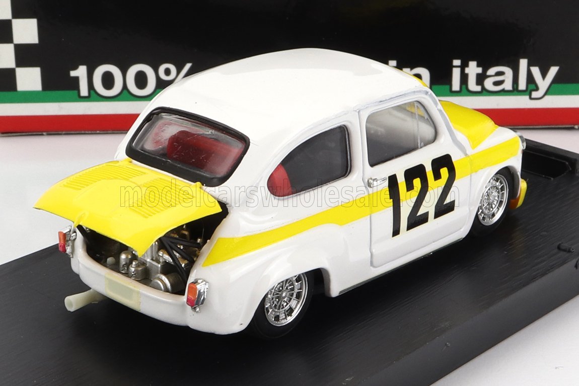 Voiture miniature blanche et jaune avec capot ouvert, numéro 122, exposée chez Vroomi