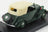 Voiture miniature décapotable vintage verte avec capote souple crème, sur socle noir — Vroomi