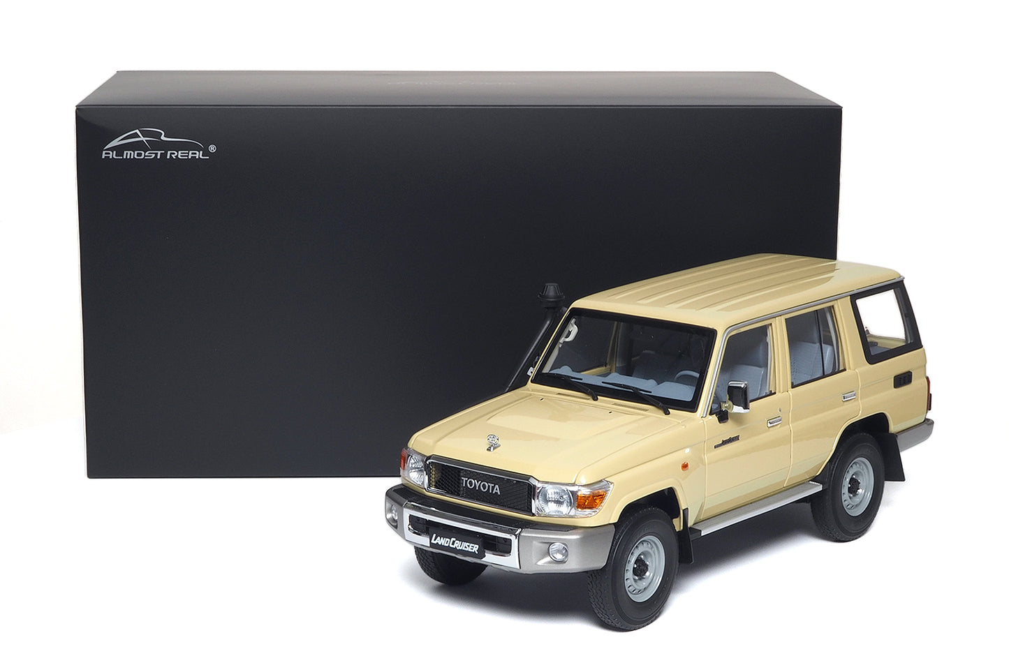 TOYOTA LAND CRUISER 76 CREAM 2017