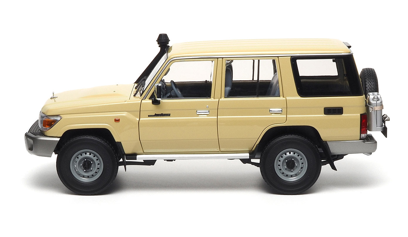 TOYOTA LAND CRUISER 76 CREAM 2017