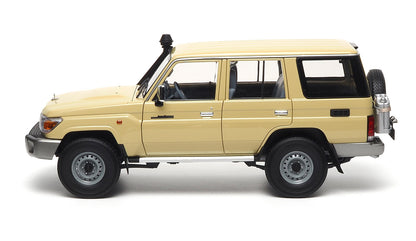 TOYOTA LAND CRUISER 76 CREAM 2017