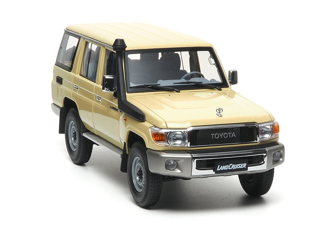TOYOTA LAND CRUISER 76 CREAM 2017