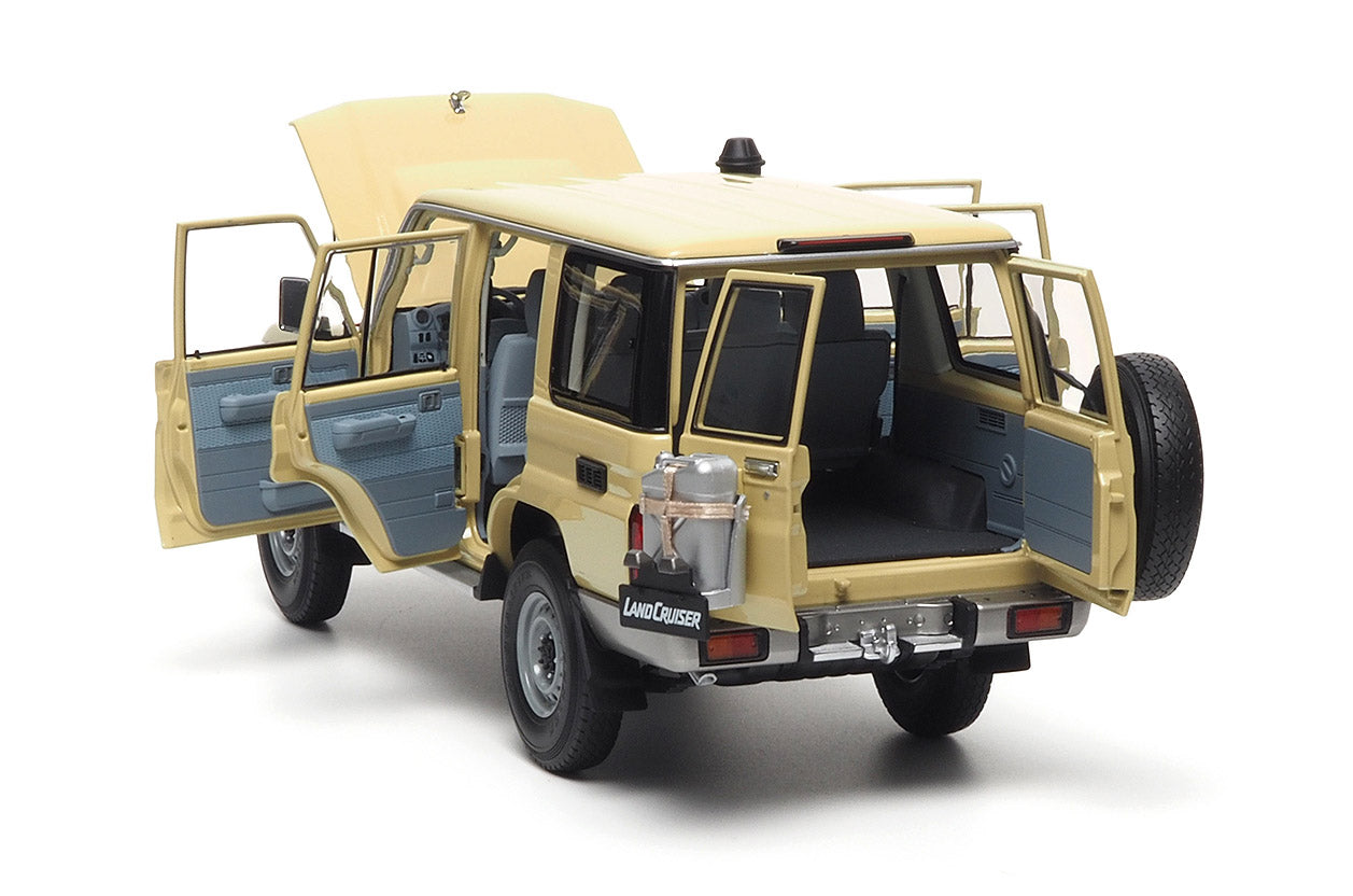 TOYOTA LAND CRUISER 76 CREAM 2017