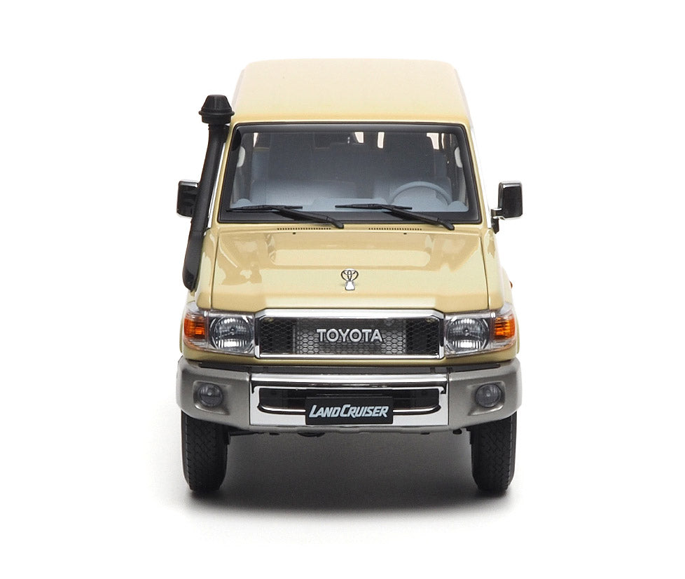 TOYOTA LAND CRUISER 76 CREAM 2017