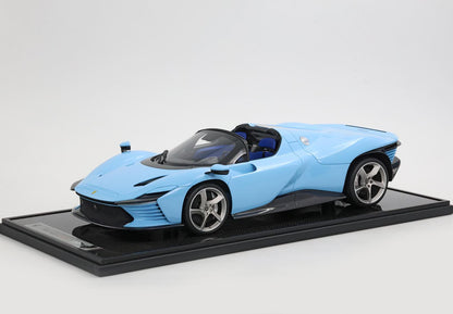 FERRARI DAYTONA SP3 SERIE ICONA TETTO APERTO AZZURRO LA PLATA - Vroomi
