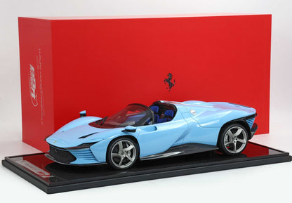 FERRARI DAYTONA SP3 SERIE ICONA TETTO APERTO AZZURRO LA PLATA - Vroomi