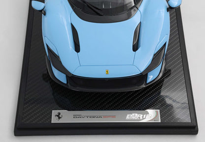 FERRARI DAYTONA SP3 SERIE ICONA TETTO APERTO AZZURRO LA PLATA - Vroomi