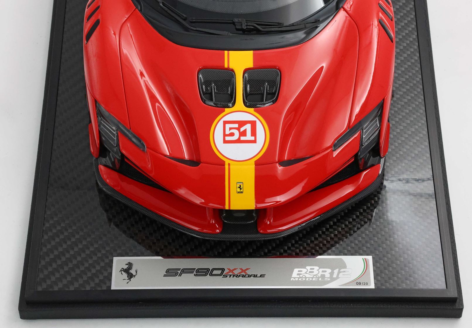 FERRARI SF90XX STRADALE ROSSO E GIALLO 24H LE MANS 499P CON NUMERO DI GARA 51 - Vroomi