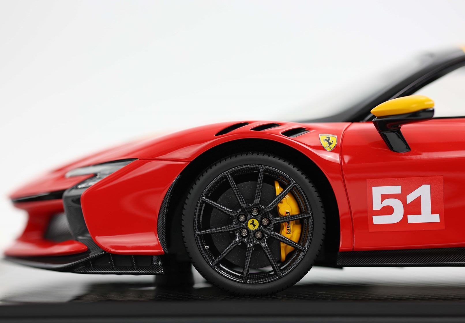 FERRARI SF90XX STRADALE ROSSO E GIALLO 24H LE MANS 499P CON NUMERO DI GARA 51 - Vroomi