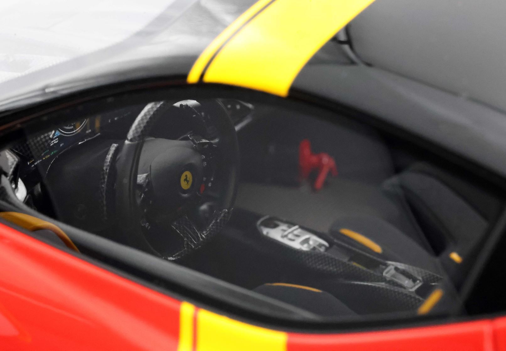 FERRARI SF90XX STRADALE ROSSO E GIALLO 24H LE MANS 499P CON NUMERO DI GARA 51 - Vroomi