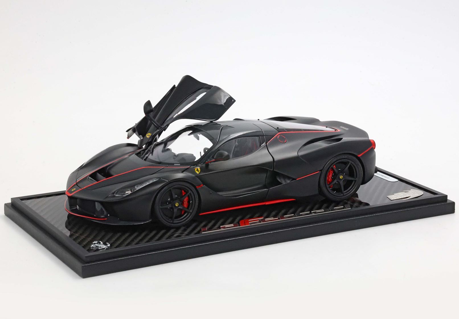 FERRARI LAFERRARI MATT BLACK WITH RED STRIPES BASE CARBONIO - VETRINA INCLUSA - Vroomi