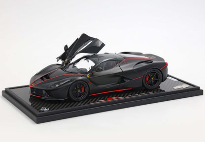 FERRARI LAFERRARI MATT BLACK WITH RED STRIPES BASE CARBONIO - VETRINA INCLUSA - Vroomi