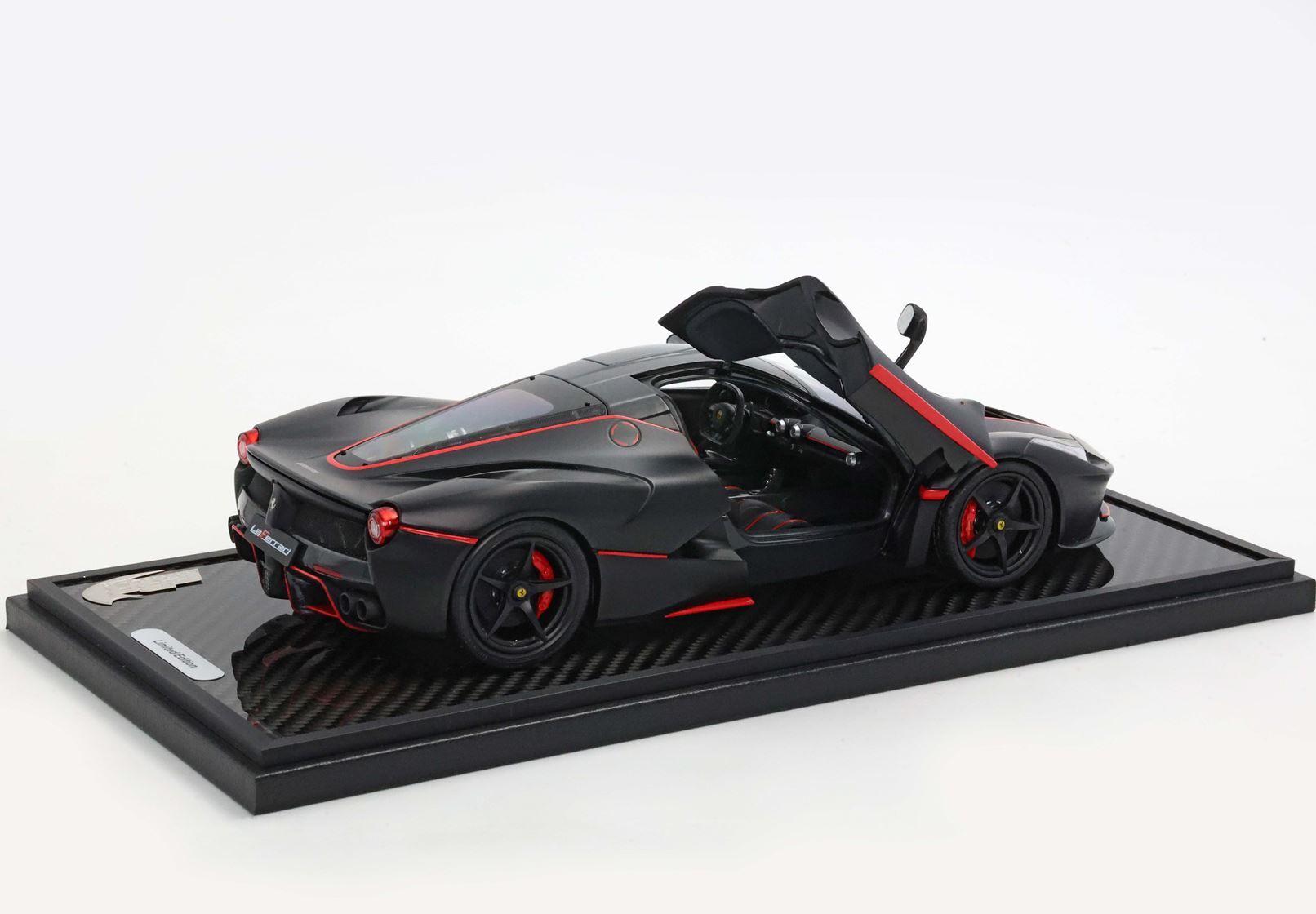 FERRARI LAFERRARI MATT BLACK WITH RED STRIPES BASE CARBONIO - VETRINA INCLUSA - Vroomi