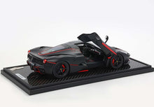 FERRARI LAFERRARI MATT BLACK WITH RED STRIPES BASE CARBONIO - VETRINA INCLUSA - Vroomi
