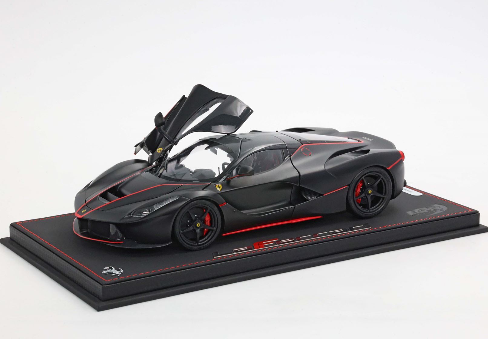 FERRARI LAFERRARI MATT BLACK WITH RED STRIPES BASE ECOPELLE - VETRINA INCLUSA - Vroomi