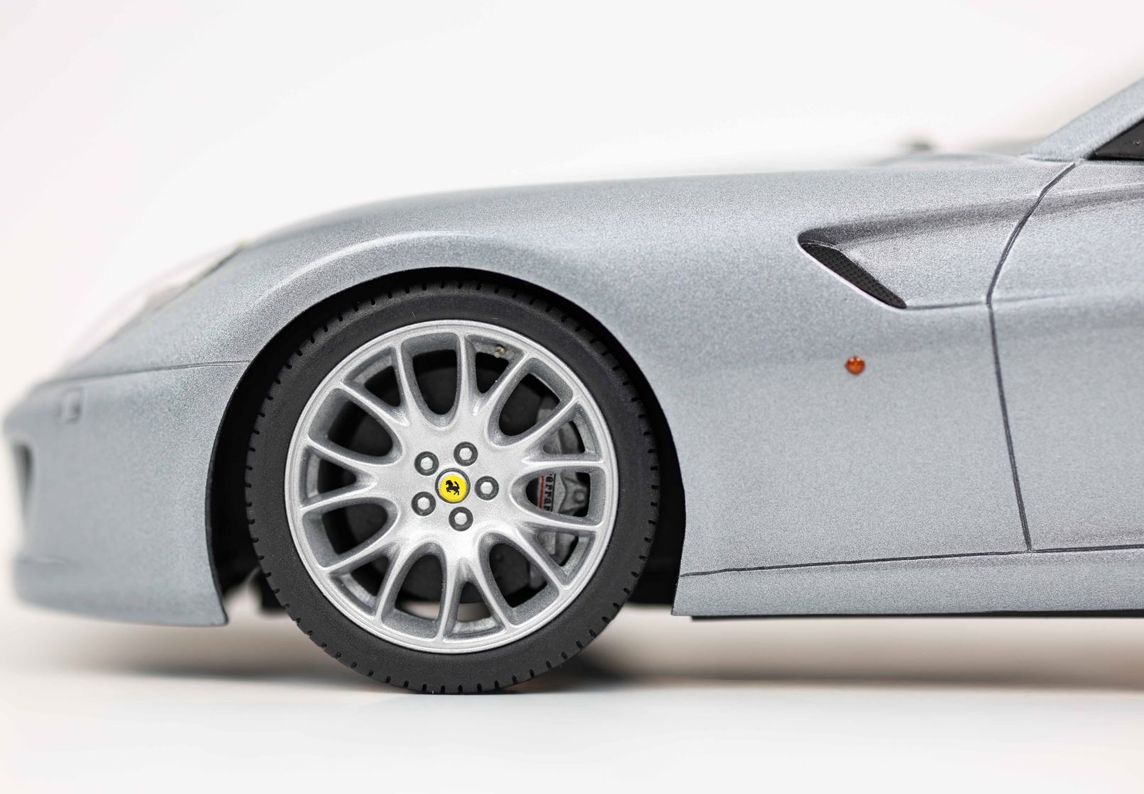 FERRARI 599 GTB FIORANO 2006 CAMBIO AUTOMATICO - MADE IN ITALY GRIGIO TITANIO INTERNI BORDEAUX - Vroomi