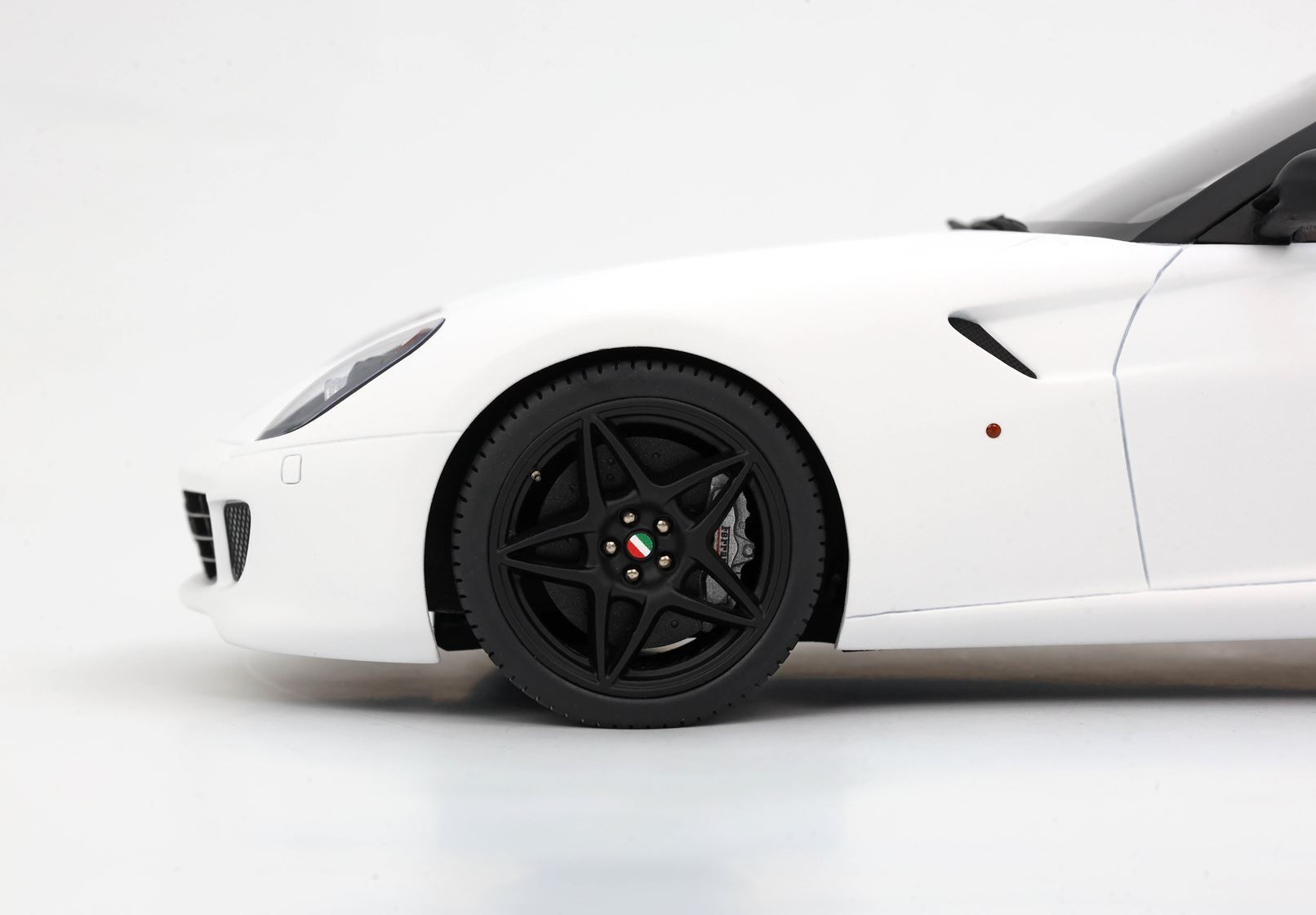 FERRARI 599 GTB FIORANO 2006 CAMBIO AUTOMATICO - MADE IN ITALY BIANCO OPACO - Vroomi